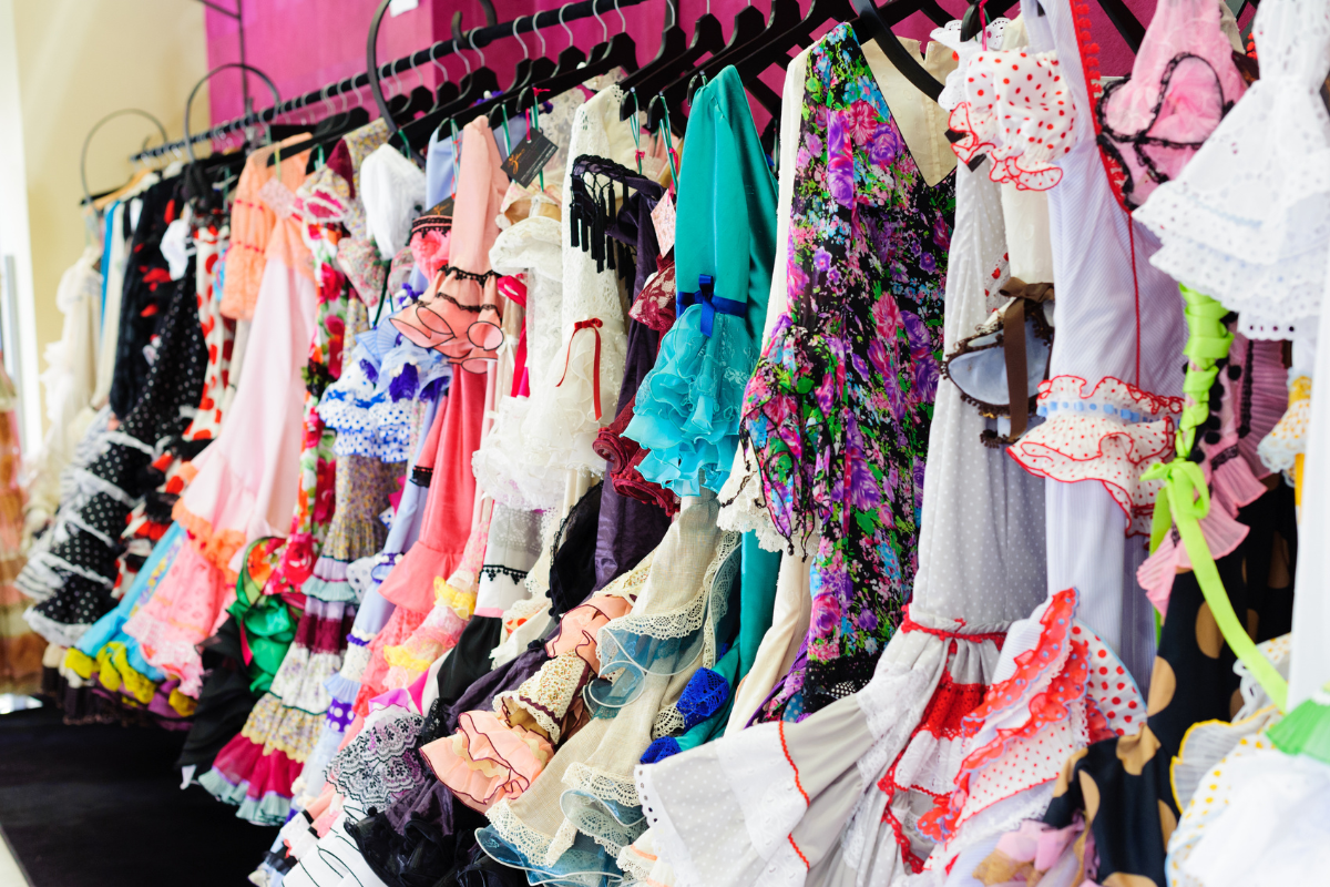 Poznaj modne materiały na sukienki, które warto mieć w swojej szafie!