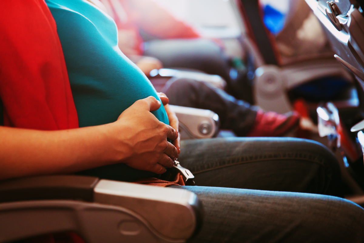 Latanie samolotem w ciąży — co warto o tym wiedzieć?